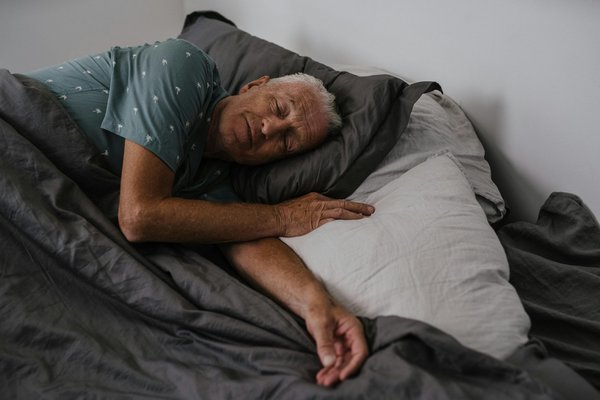 Améliorez votre sommeil sénior : conseils et solutions efficaces